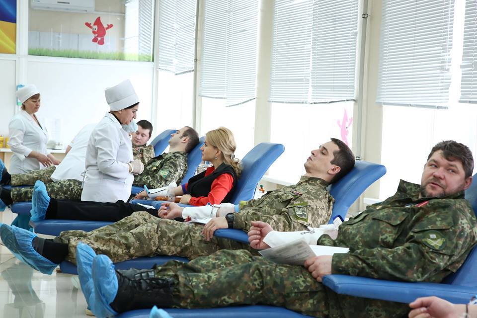 В День святого Валентина Украинцы сдают кровь для раненых военных